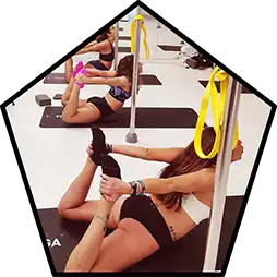 Participantes a realizar exercícios de flexibilidade com fitas