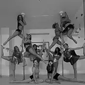 Grupo numa composição acrobática com barras de pole