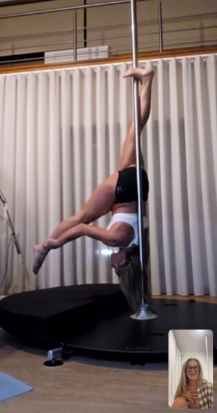 Aula de pole à distância com acompanhamento por videochamada