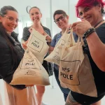 Quatro participantes a mostrar sacos com o logótipo N5 Pole