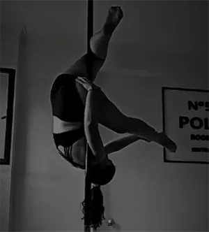 Abrir vídeo de uma figura invertida de flexibilidade na barra